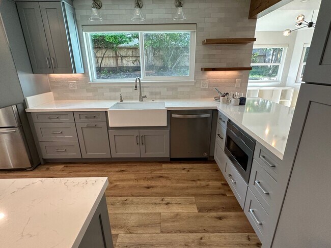 Building Photo - Updated 3 bedroom 2.5 bath with yard