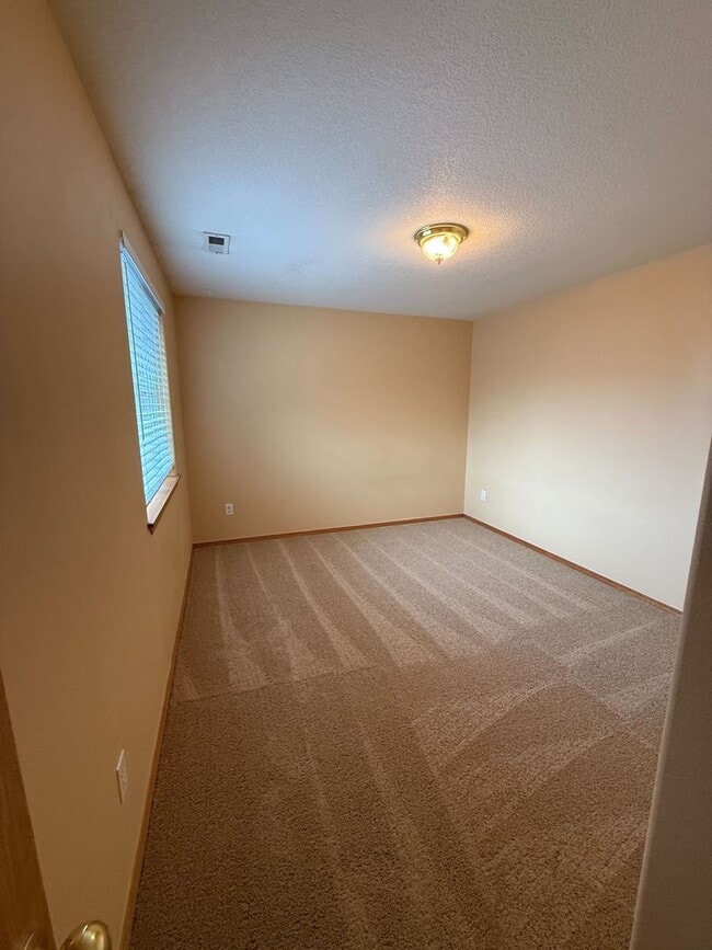 Building Photo - Spacious and Newly Updated 3 Bed/2.5 Bath in Desirable Salmon Creek area!