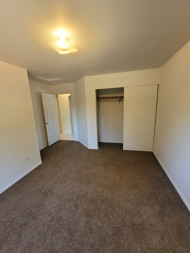 Building Photo - Spacious 3-Bedroom Duplex with 2.5 Baths i...