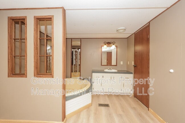 Building Photo - 5576 Hargrove Rd