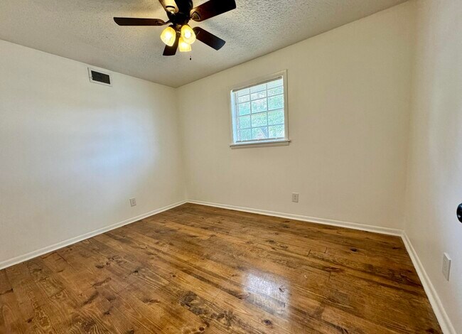Bed 3 - 202 N Thomas St