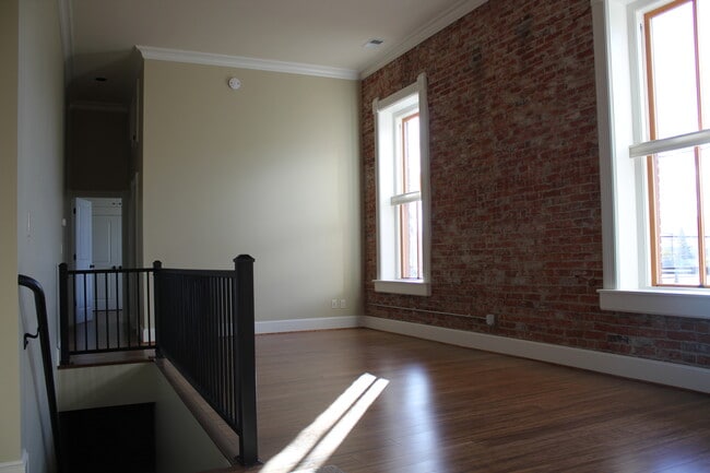 Building Photo - Gorgeous 2 Bedroom Apartment Downtown