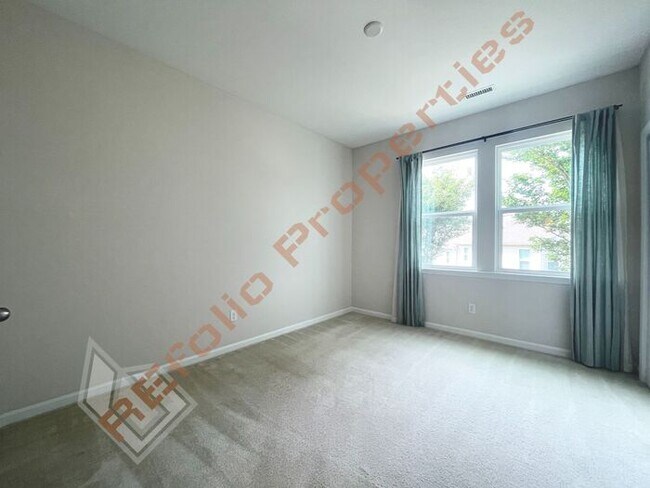 Building Photo - Beautiful 4 Bedroom 2.5 Bathroom End Unit ...