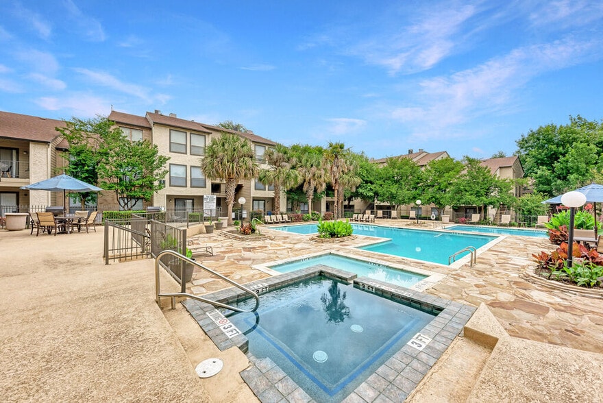 Building Photo - MacKenzie Pointe