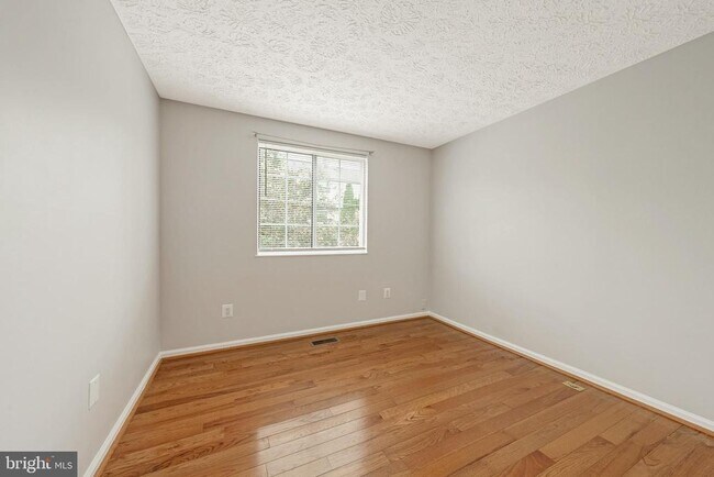 Building Photo - 6320 Lightburn Ct
