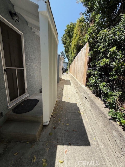 Building Photo - 1002 N Glenoaks Blvd