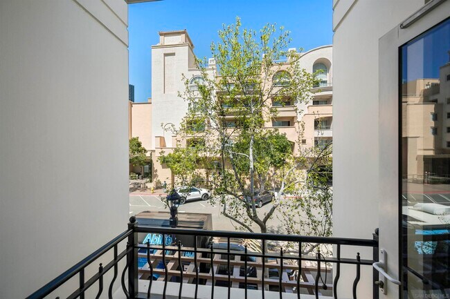 Building Photo - 700 W Harbor Dr