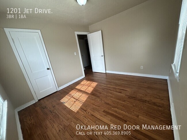 Building Photo - 1201 Jet Dr