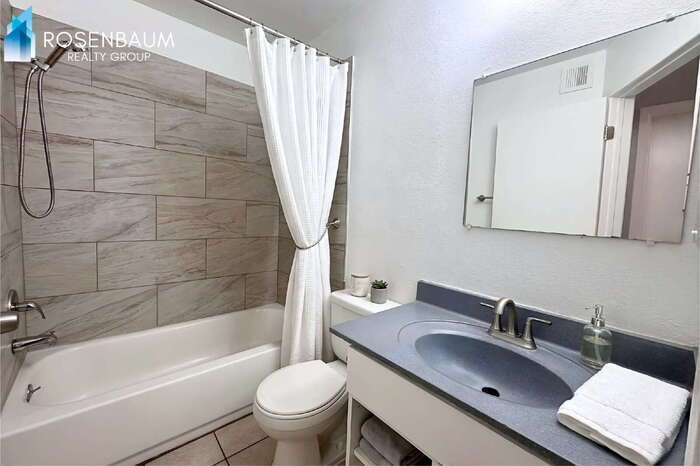 Building Photo - 707 W 1st Ave