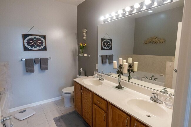 Building Photo - 2 Bedroom Lake Michigan Condominium