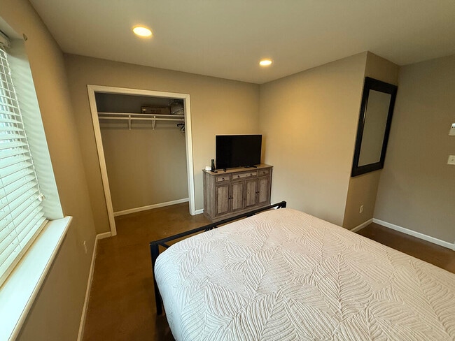 Building Photo - 1409 Paris Rd