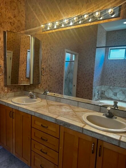 primary bathroom - 4579 S Camino del Tejon