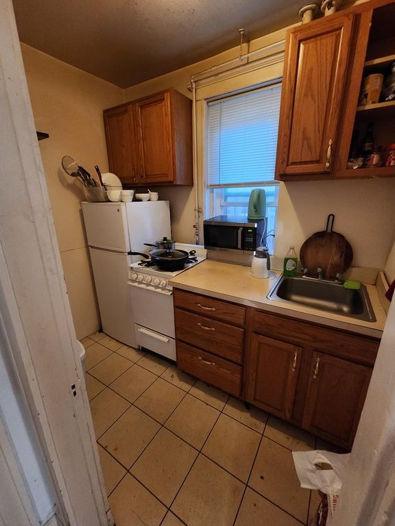 Building Photo - 65 Park Dr