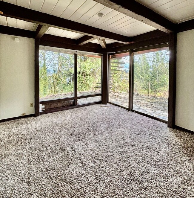 Building Photo - 2 Bed / 2 Bath Lakeview Bellevue cottage $3,295/month