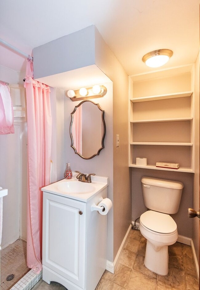 Building Photo - Lovely 3 Bedroom 1 Bathroom Home
