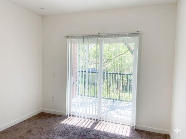 Building Photo - 525 Parkway Dr NE