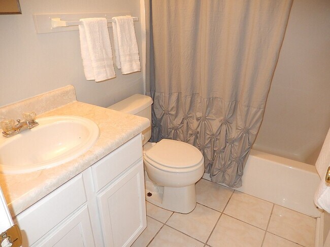 Building Photo - LOVELY & Spacious 3/2 Twn, New Plank Floor...