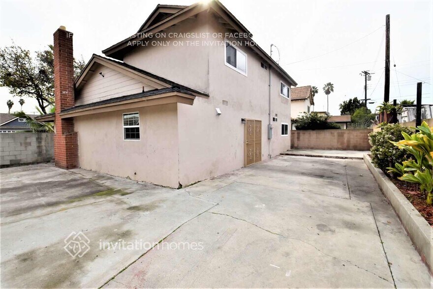 Building Photo - 835 E Claude St