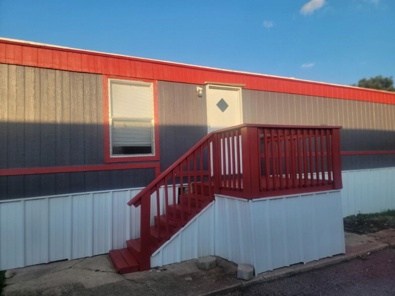 Building Photo - 305 S Amy Ln