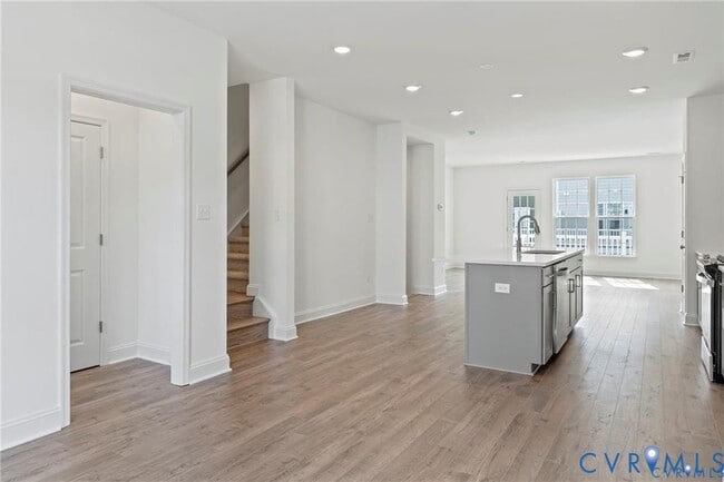 Building Photo - 13800 Village View Dr