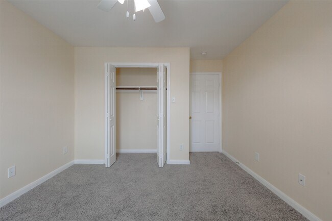 Building Photo - 11905 Algonquin Dr