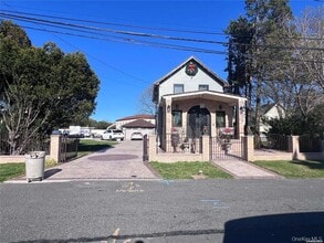 Building Photo - 11 Maplewood Rd