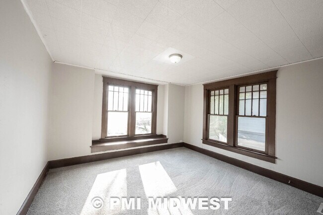 Building Photo - "Charming 3-Bed Duplex Retreat in Indianapolis – Spacious 1,318 Sq Ft with Modern Amenities!"