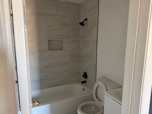 Building Photo - CALL FOR MOVE IN SPECIAL!!! Room for Everyone! Charming 4-Bed 1.5 Bath