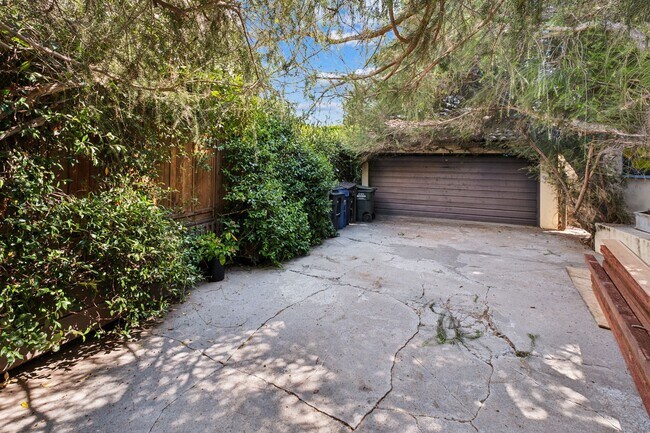 Building Photo - Private and comfortable 1 bed, 1 bath bungalow-style apartment in a West Hollywood triplex