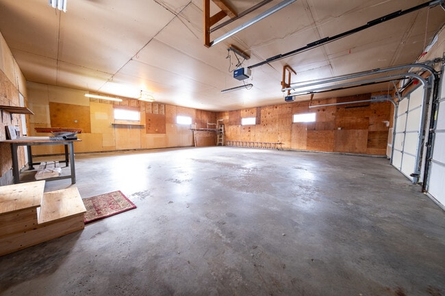 Building Photo - 22925 Oakdale Dr