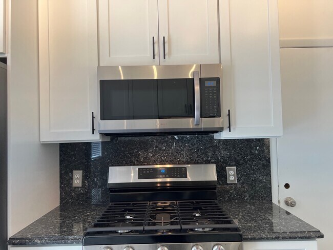 Building Photo - 808 Phoenix Dr