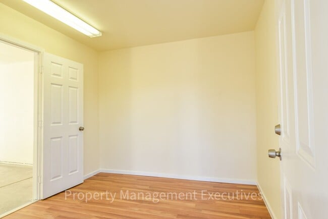 Building Photo - 2 Bed, 2 Bath Townhome with Garage & Bonus Room