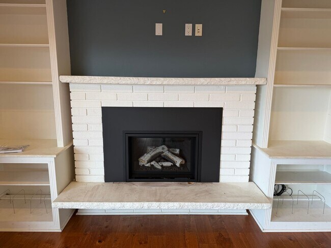 Building Photo - Rare Find with Main House and Fully Equipped ADU!