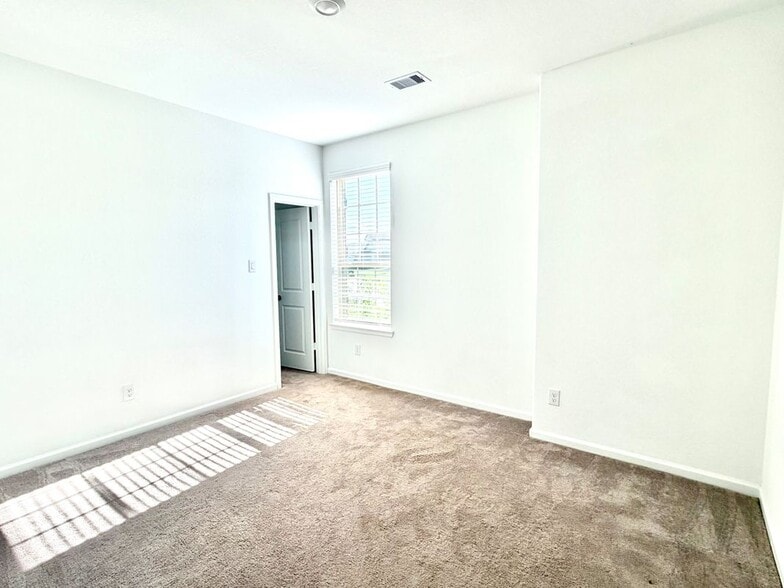 Building Photo - 3715 Rock Ledge Dr