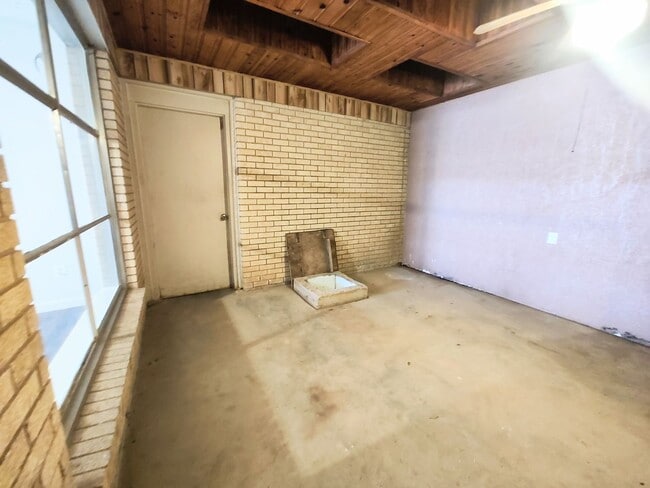 Building Photo - Charming 3 Bedroom Home