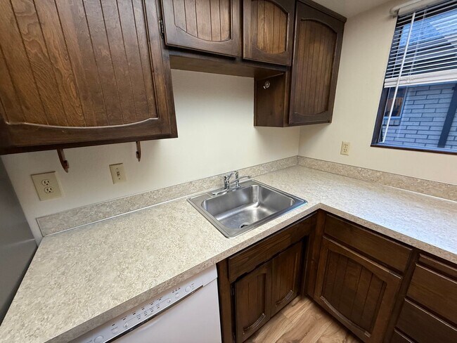 Building Photo - Charming Retro-Style 2BR in Prime Downtown Location