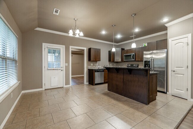 Building Photo - Beautiful 3-bedroom 2 bath Home in Fayetteville!! New Vinyl Plank Floors!