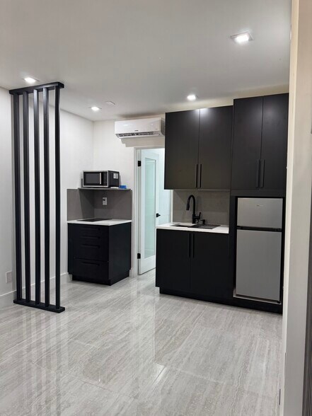 Building Photo - 125 NE 30th Ct