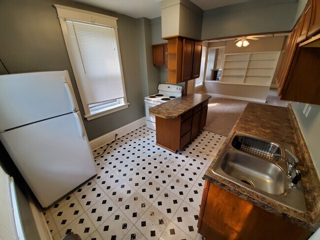 Building Photo - 623-625 N 10th Ave E