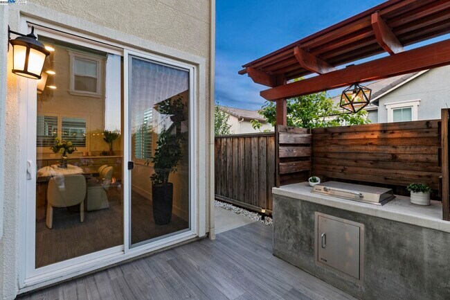 Building Photo - 318 Paradiso Ct