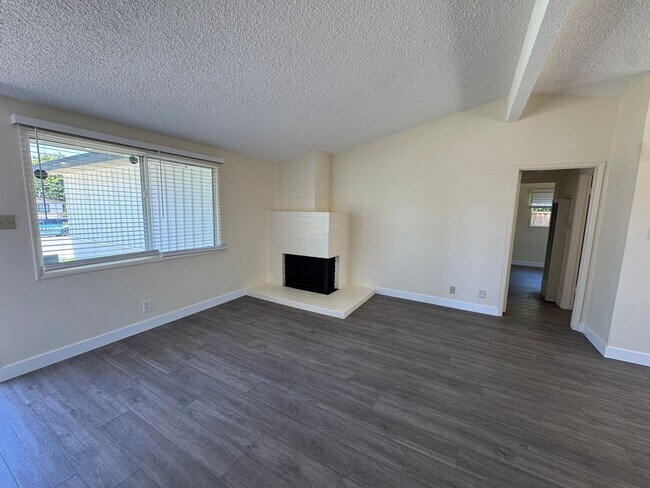 Building Photo - Inviting Simi Valley Home with Thoughtful Updates