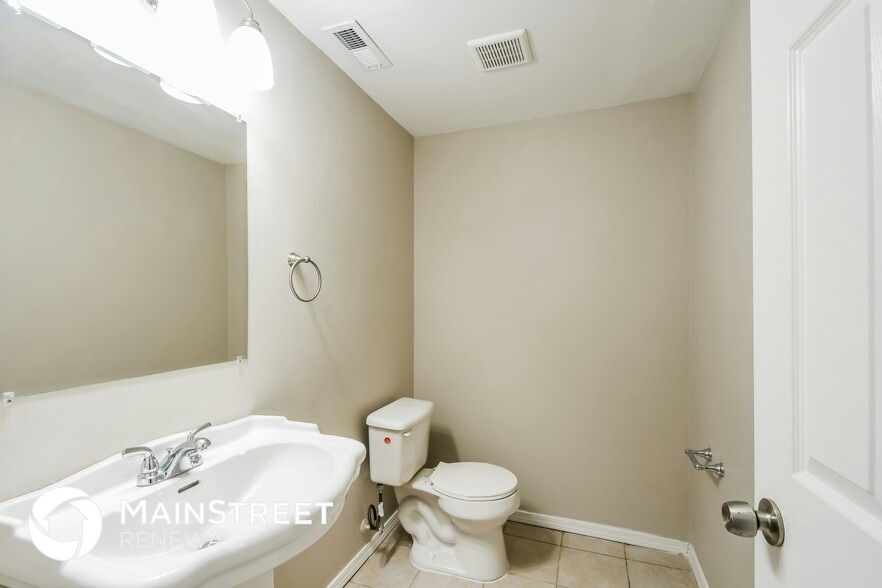 Building Photo - 5354 Trailview Dr