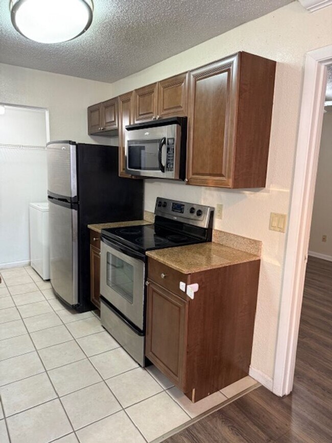 Building Photo - Lexington Place 2 bedroom Condo