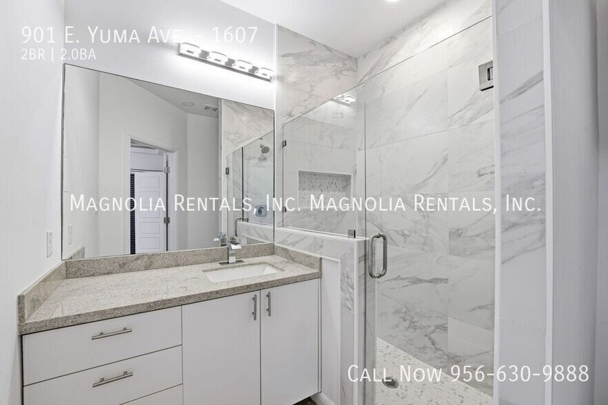 Building Photo - 901 E Yuma Ave