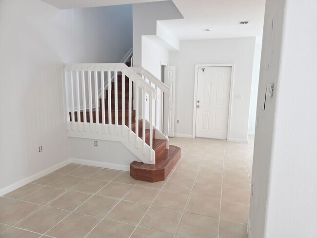 Building Photo - 3 Bedroom / 3 Bathroom Townhouse in Keys Cove Gated Community