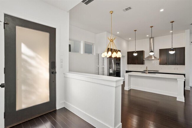 Building Photo - 1303 Azie Morton Rd