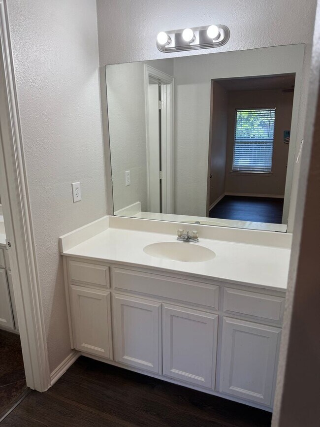 Building Photo - 523 Oakwood Ln