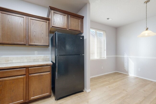 Building Photo - Beautifully maintained 3 bedroom 2.5 bath home
