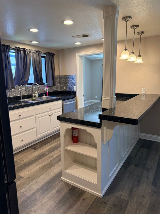 Building Photo - 4 Bedroom Pool House for rent in South Temecula