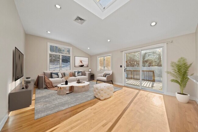 Building Photo - 55 Evelyn Rd